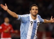 PG游戏下载-法拉利战术碾压梅赛德斯，维斯塔潘关键制胜改写F1格局